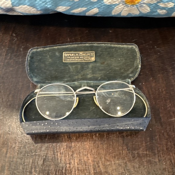 The Unbranded Brand Accessories - Antique Round Eye Glasses / Antique Spectacles  in Original Well Cared For Case